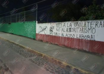 Aparecen bardas pintadas con insignias de las bandas