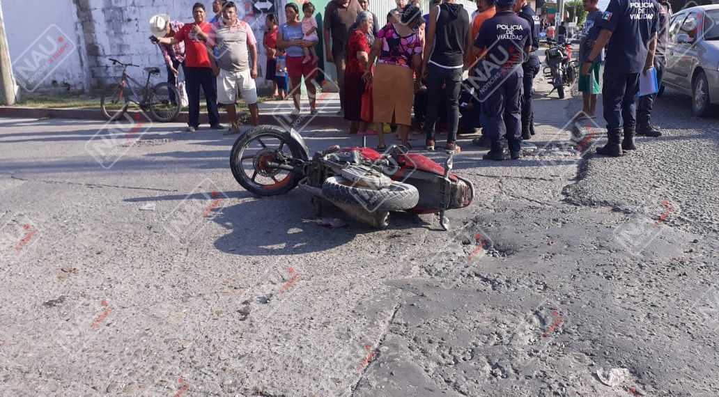 Menor de edad resultó con lesiones al chocar su motocicleta contra un vehículo