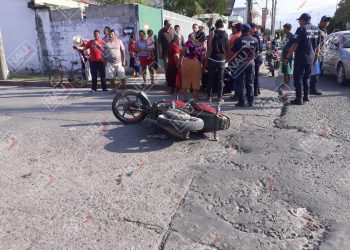 Menor de edad resultó con lesiones al chocar su motocicleta contra un vehículo