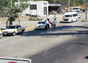 Se dan de golpes dos taxistas