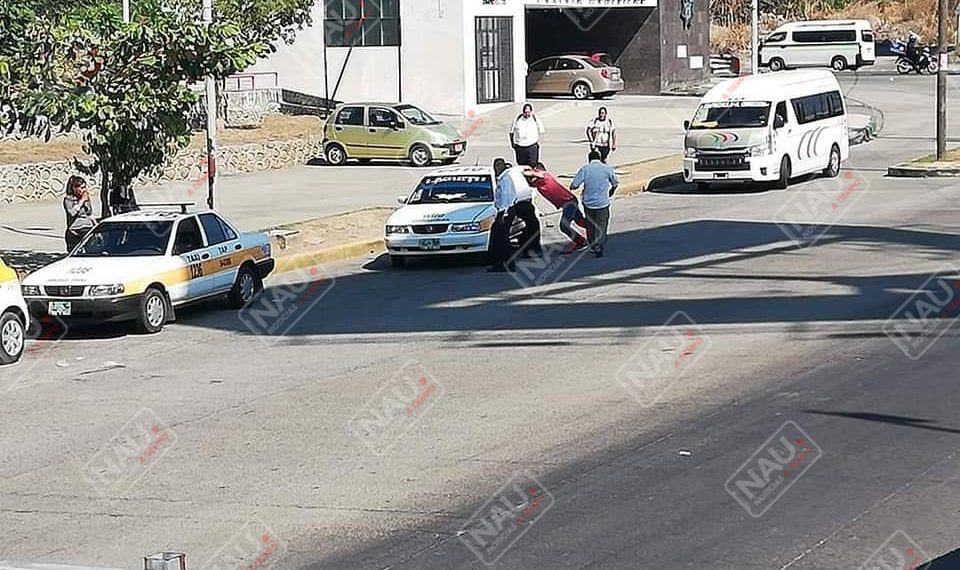 Se dan de golpes dos taxistas