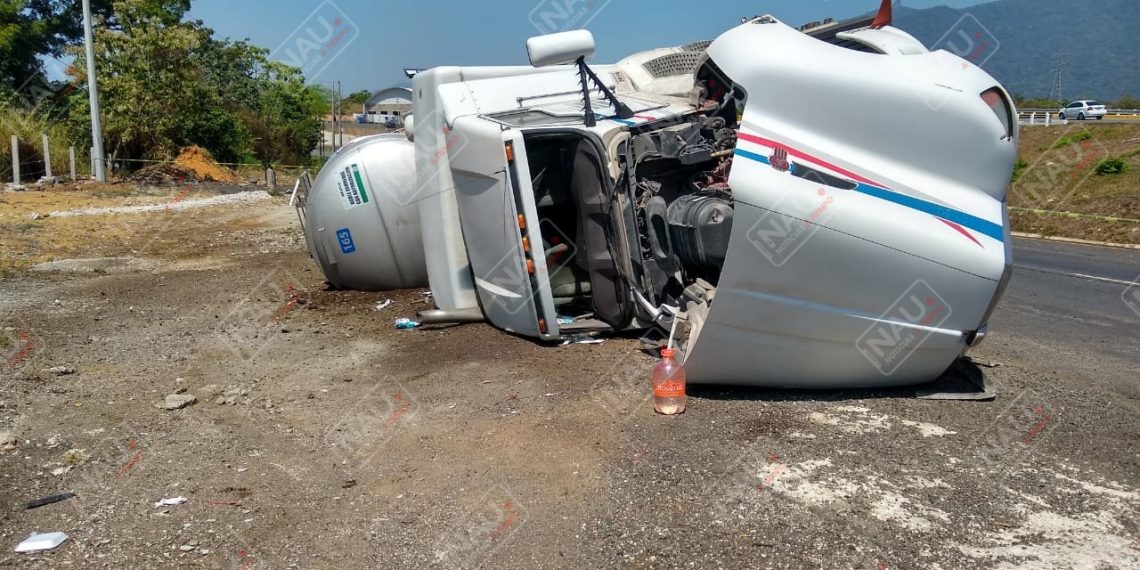 Tráiler que jalaba una cisterna se volcó