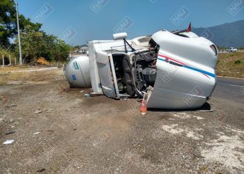 Tráiler que jalaba una cisterna se volcó