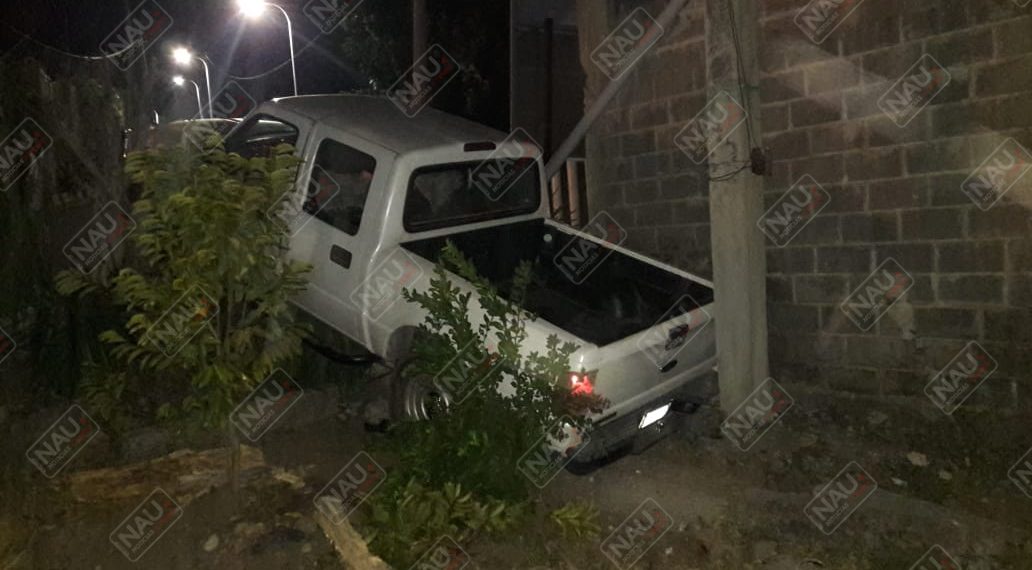 Vehículo y conductor causaron daños a una casa