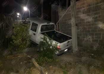 Vehículo y conductor causaron daños a una casa