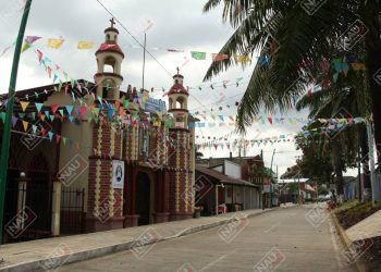 Bandas de motocicletas atracan a tres personas