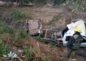 Dos lesionados en volcadura
