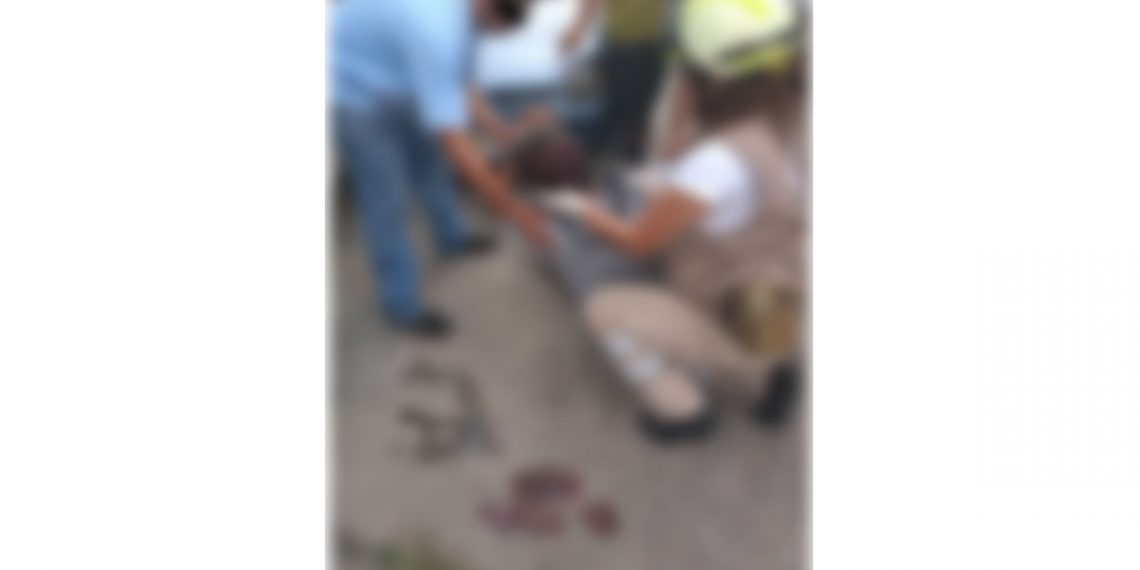 Cayó de su propia altura y se hizo una herida en la cabeza