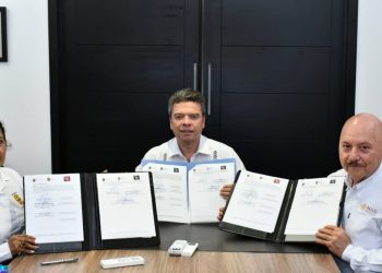 Firman convenio para dar certeza laboral a las y los trabajadores de salud