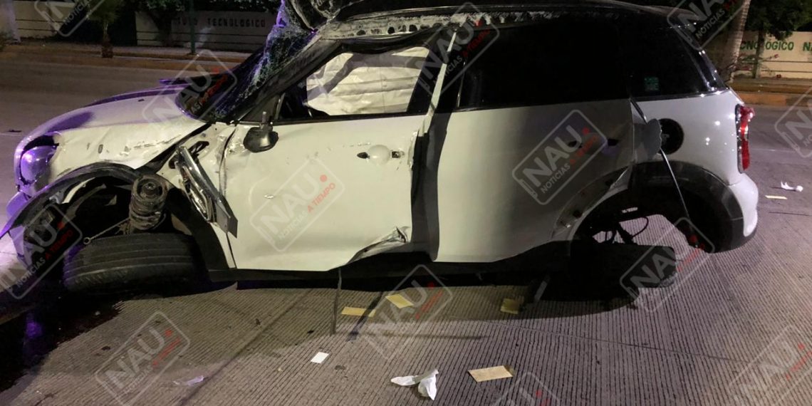 Abandonan automóvil después de accidentarse