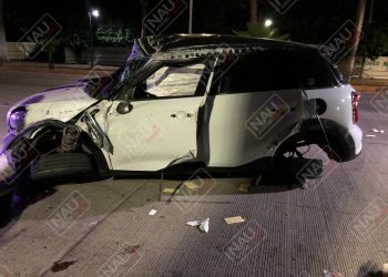 Abandonan automóvil después de accidentarse