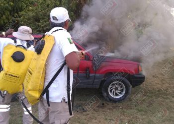 Se incendió un carro por corto circuito