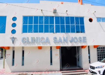 Tráiler saca de la carretera vehículo del ex presidente Ervin R.