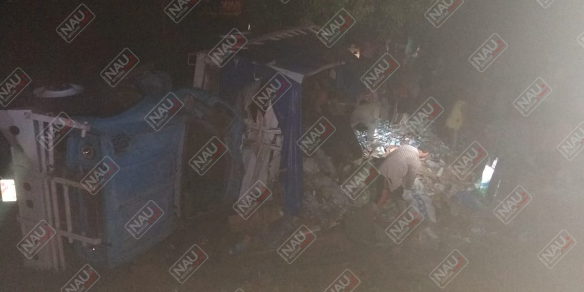 Vuelca camión cargado de desayunos escolares