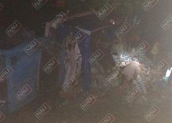 Vuelca camión cargado de desayunos escolares