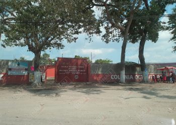 Denuncian a policías por robo de celular