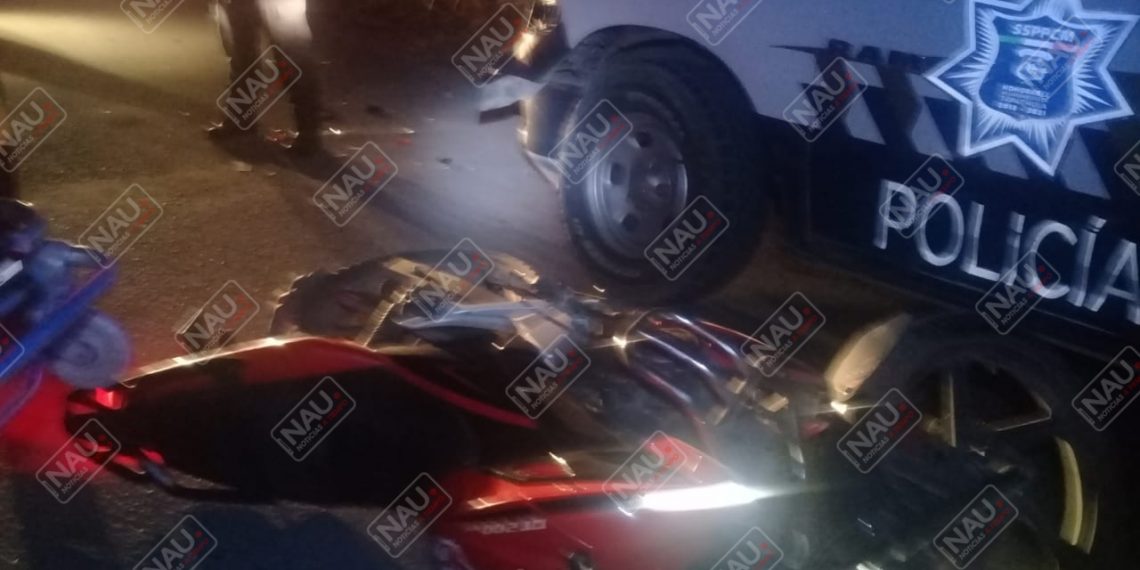 Empleado de una pollería chocó su motocicleta contra una patrulla