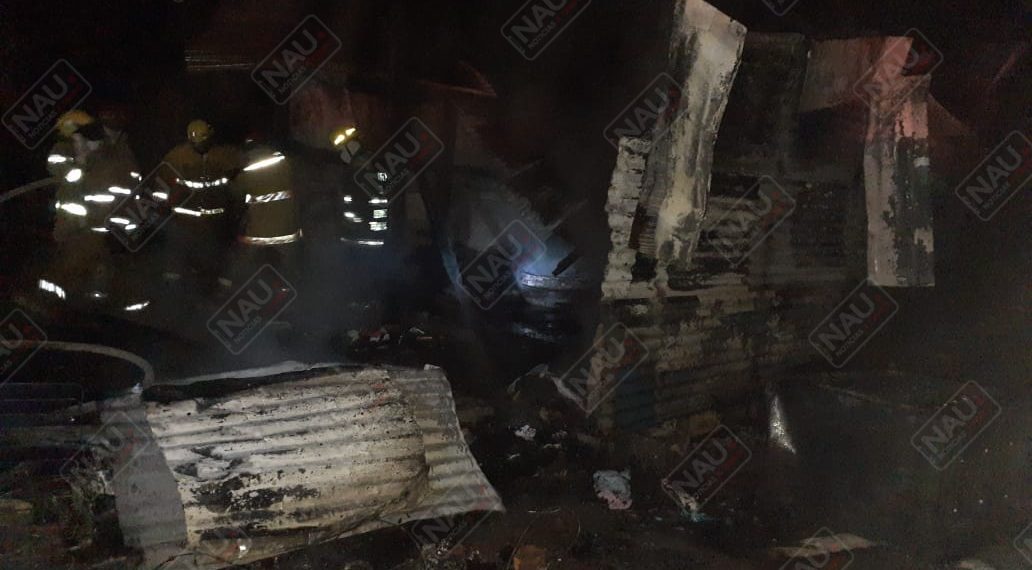 Incendian una casa en los Pinos