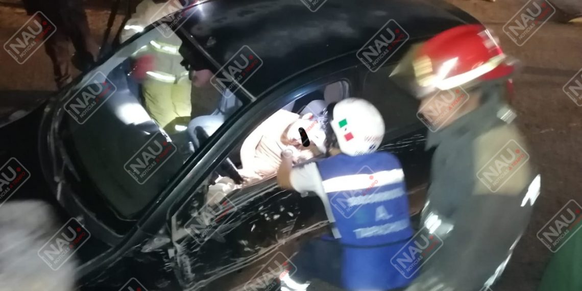Quedó atrapado en el volante tras chocar contra un árbol de ornato
