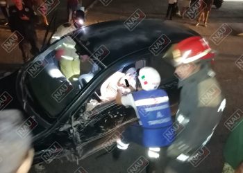 Quedó atrapado en el volante tras chocar contra un árbol de ornato