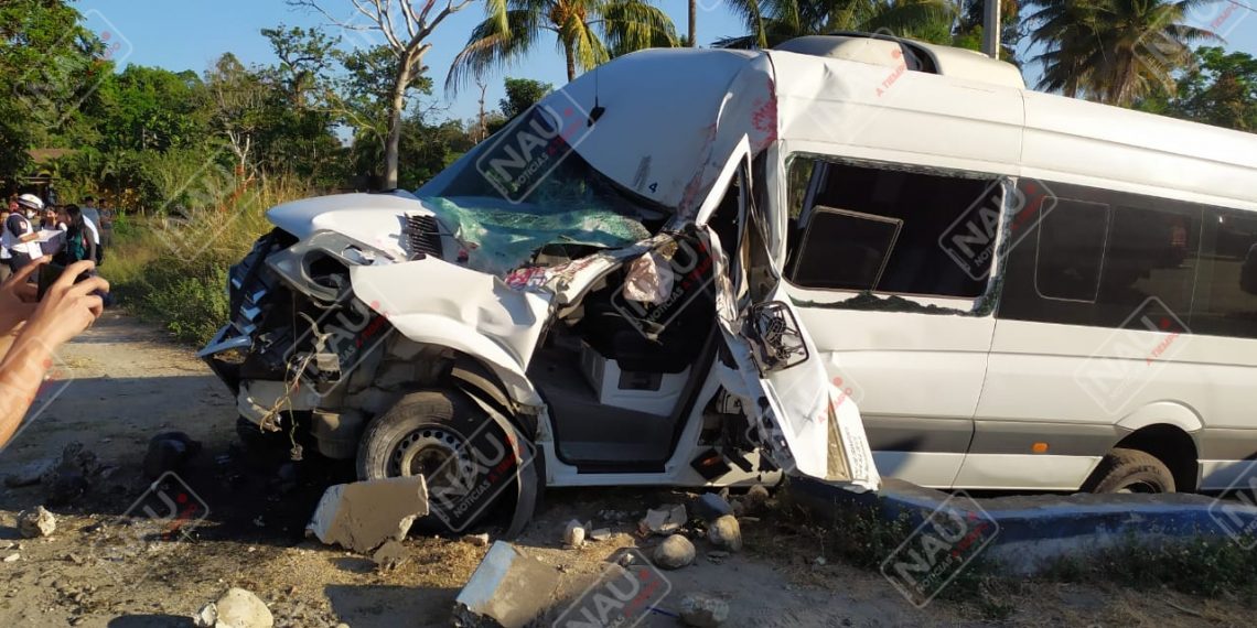 Microbús choca por alcance contra un vehículo