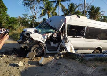 Microbús choca por alcance contra un vehículo