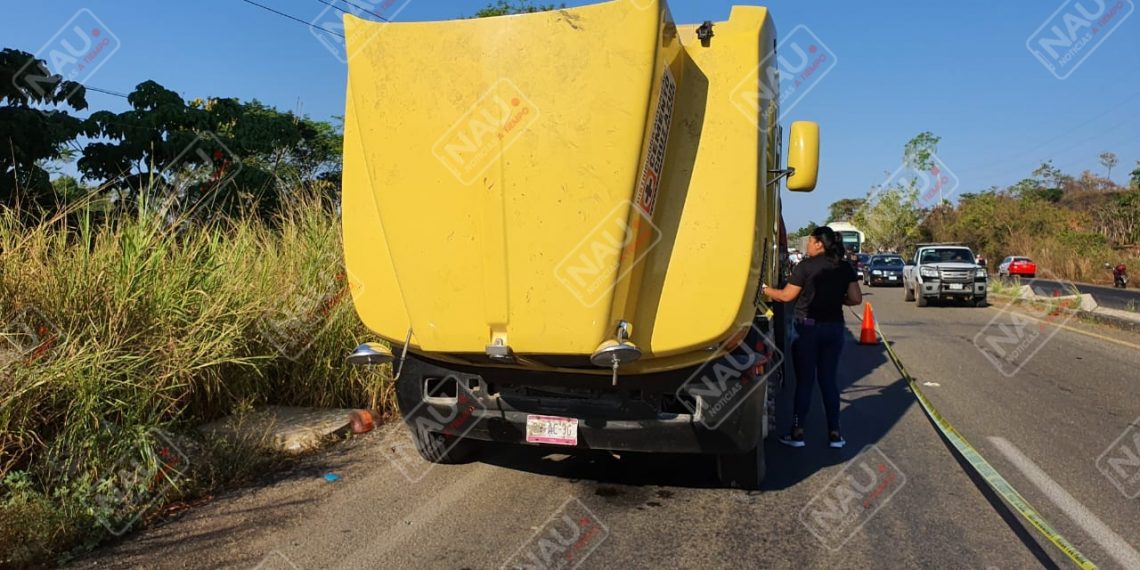 Motociclista muere al chocar contra un tráiler descompuesto
