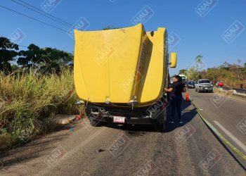 Motociclista muere al chocar contra un tráiler descompuesto