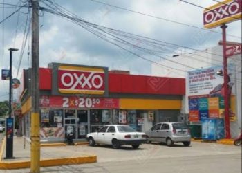 Tres delincuentes asaltan oxxo