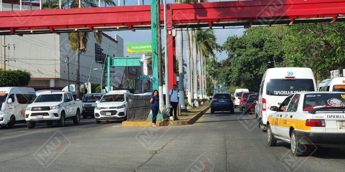 Limpia parabrisas se roba dinero de un bolso de un carro