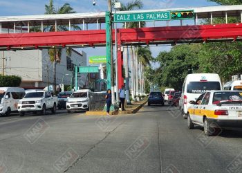 Limpia parabrisas se roba dinero de un bolso de un carro