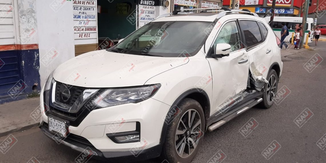 Choca combi de pasaje contra una camioneta
