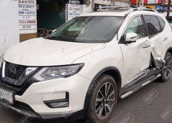 Choca combi de pasaje contra una camioneta