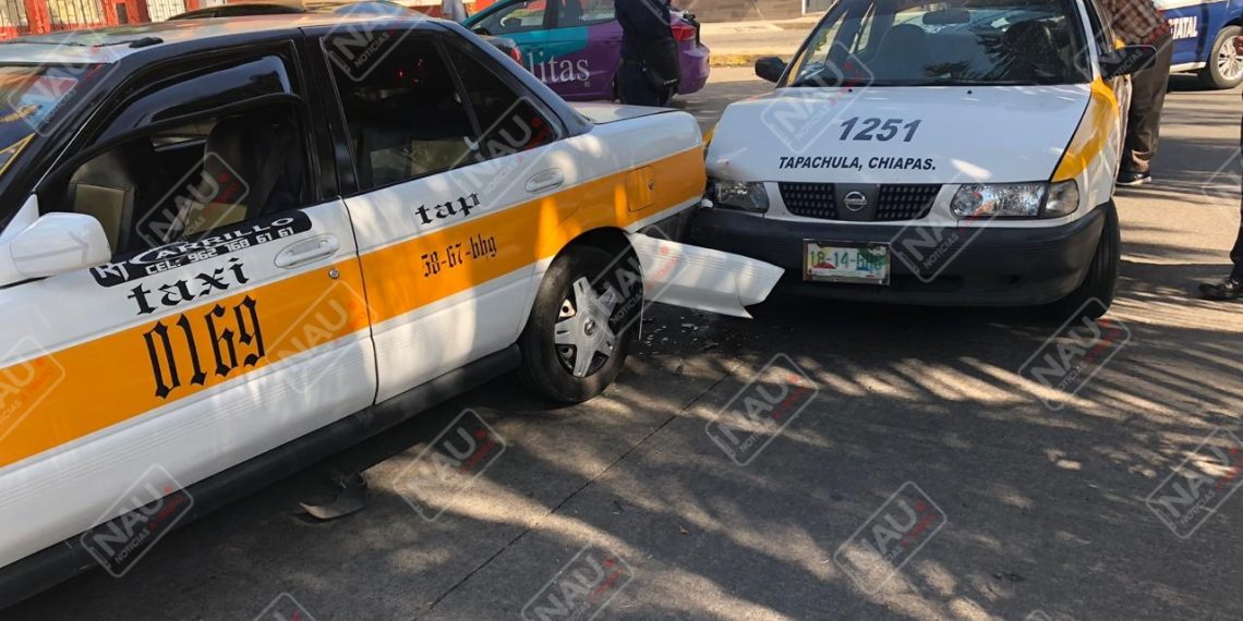 Chocan dos taxistas
