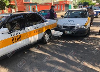 Chocan dos taxistas