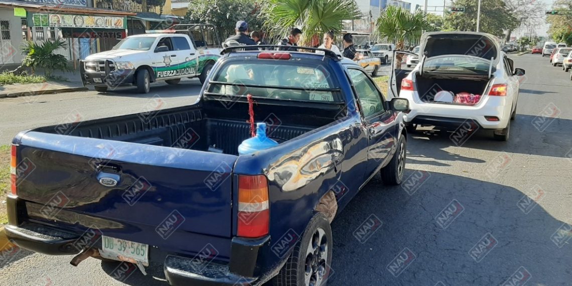 Chocan dos vehículos y una motocicleta