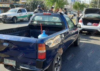 Chocan dos vehículos y una motocicleta