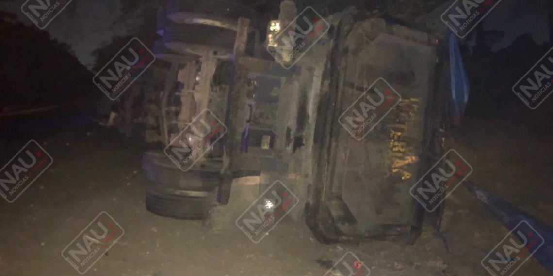 Se vuelca tráiler cargado de material pétreo