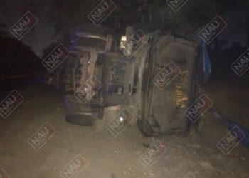 Se vuelca tráiler cargado de material pétreo