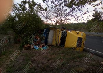 Vuelca camión cargado de plátano en la carretera costera