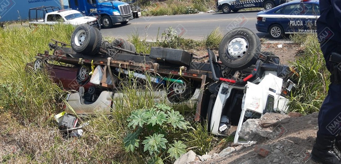 Transmigrante vuelca en el libramiento Sur Poniente