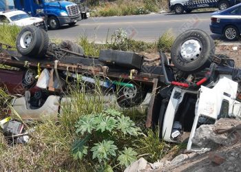 Transmigrante vuelca en el libramiento Sur Poniente