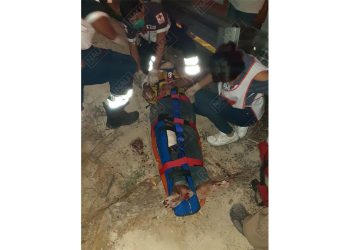 Tráiler atropella un semoviente y le cae encima a un motociclista en carril contrario