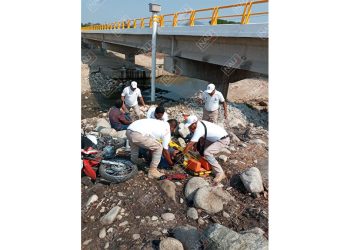 Camioneta Impactó a dos personas que viajaban en una motocicleta