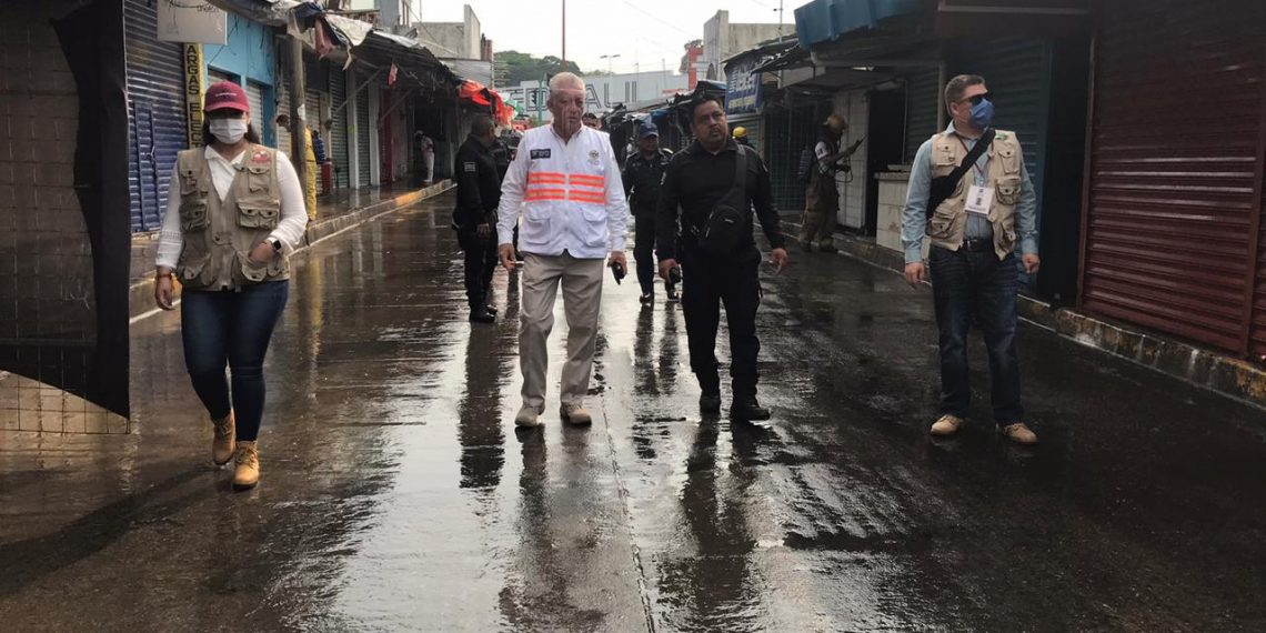 GOBIERNO Y LOCATARIOS LIMPIAN Y SANITIZAN AVENIDAS ALEDAÑAS AL MERCADO “SAN JUAN”.