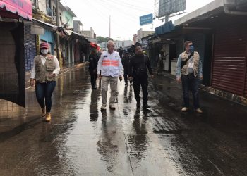 GOBIERNO Y LOCATARIOS LIMPIAN Y SANITIZAN AVENIDAS ALEDAÑAS AL MERCADO “SAN JUAN”.