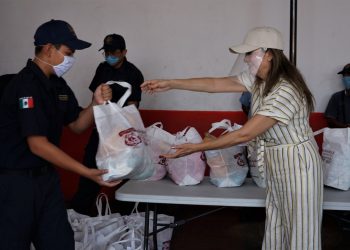 Urbina Castañeda Entrega Apoyos Alimentarios Al Heroico Cuerpo De Bomberos