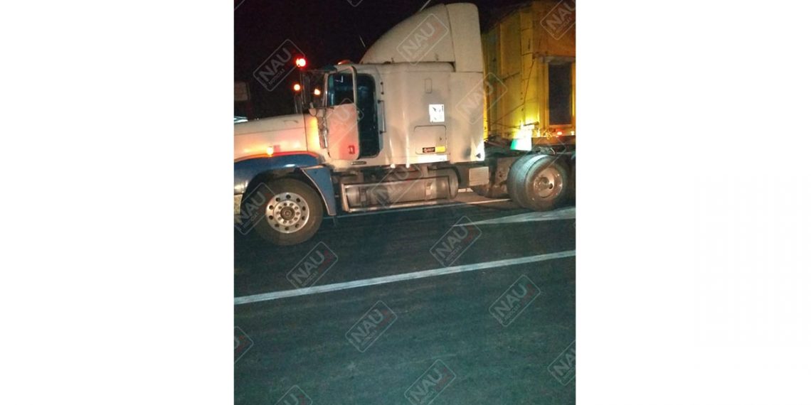 Un tráiler fue abandonado en el puesto de control de Tuzantán