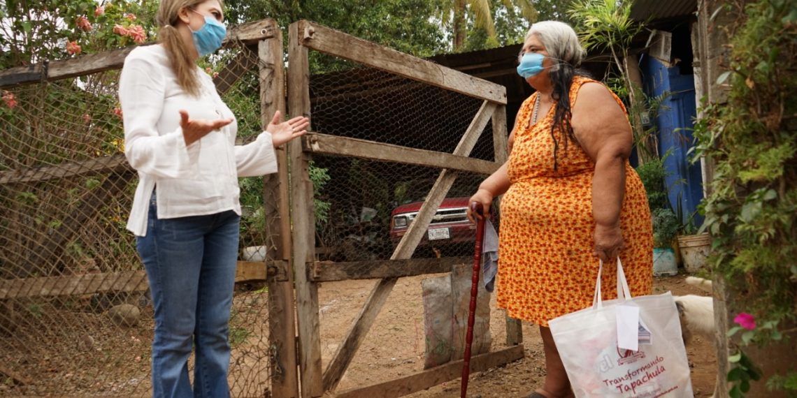 HABITANTES DE CANTÓN ACAXMÁN Y EJIDO ESPERANZA RECIBEN APOYOS ALIMENTARIOS