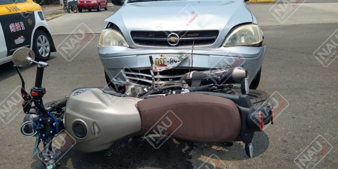 Motociclista sale ileso al ser impactado por un vehículo